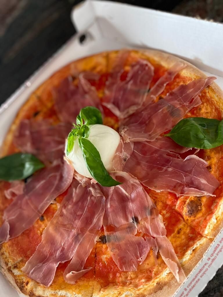Pizza crudo e burrata