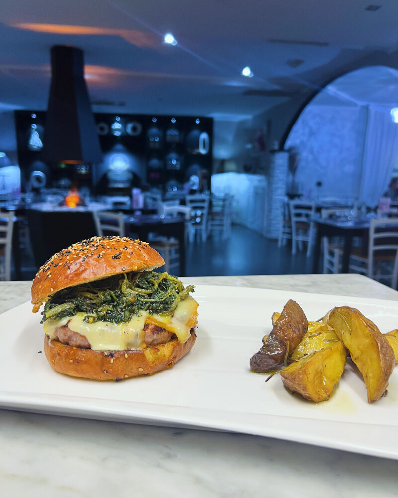 Hamburger cicoria ripassata e provola affumicata 