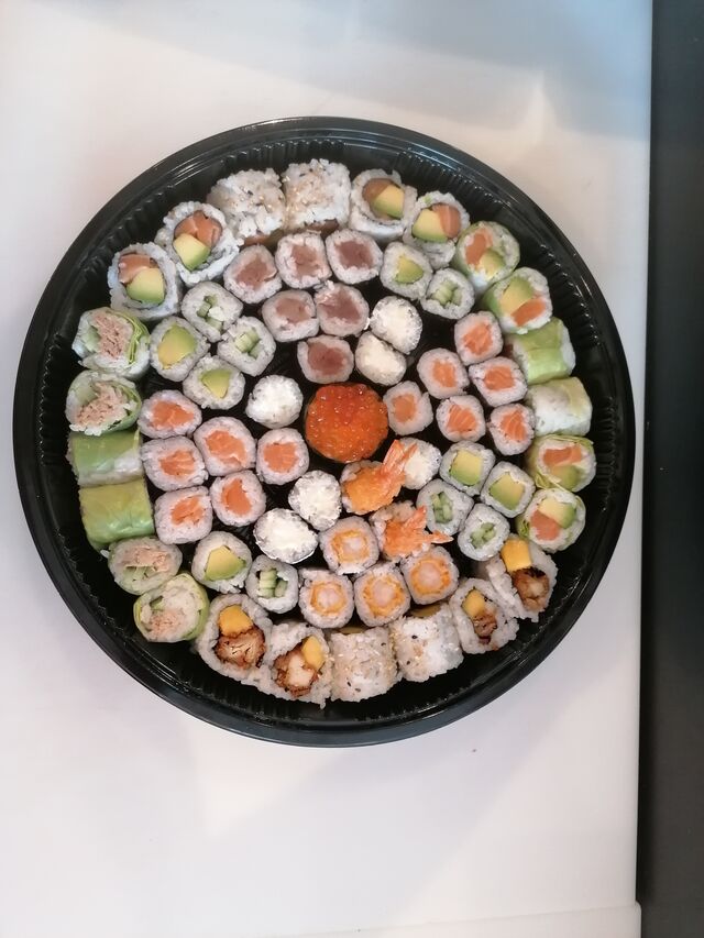 Plateau party (67 pièces) : 12 Maki saumon, 6 maki tempura crevette, 6 maki concombre, 6 cali saumon avocat etc...