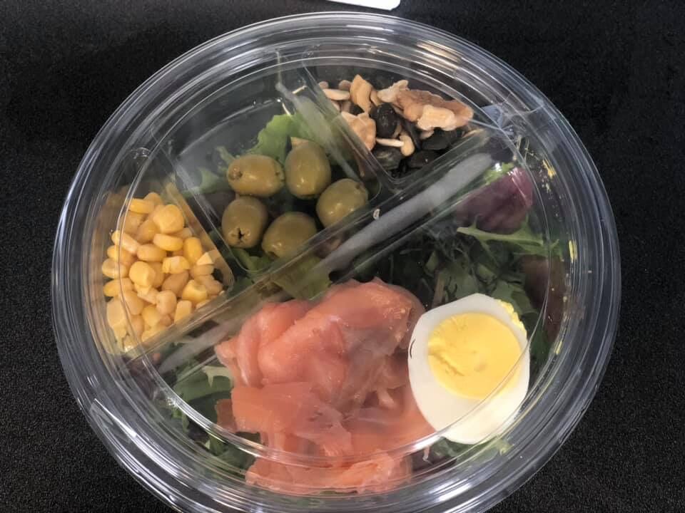 Insalata col salmone affumicato, uova, maiz, olive e semi vari