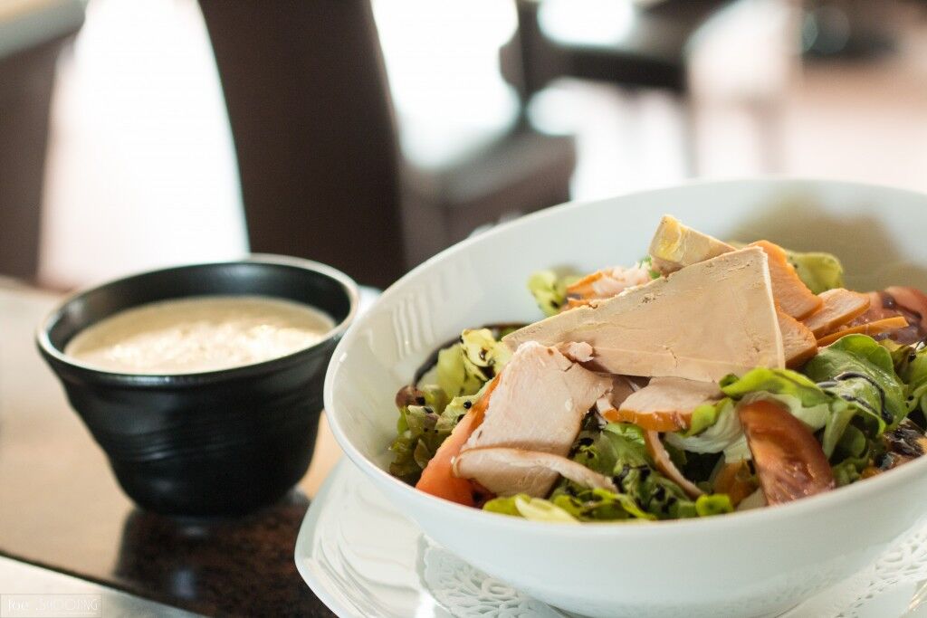 Salade gourmande (poulet, magret fumé et copeaux de foie gras maison)