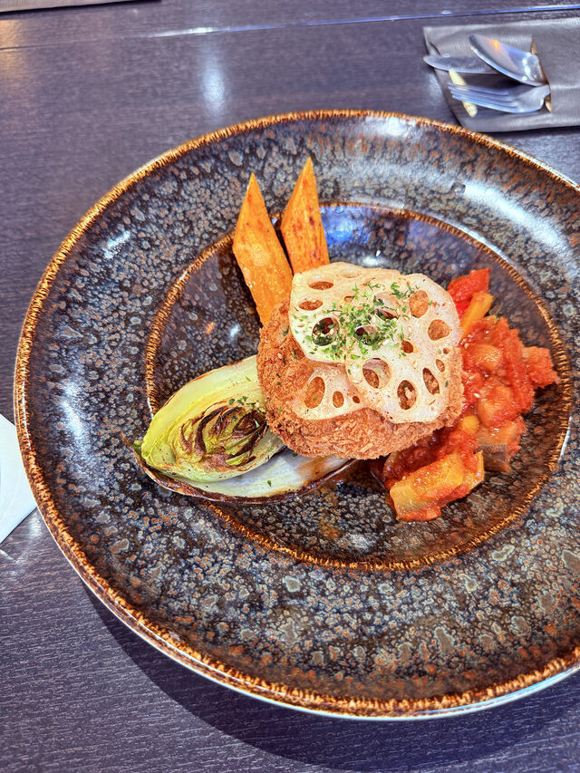 Croquette de maïs et de pomme de terre, accompagnée d’une sauce ratatouille froide