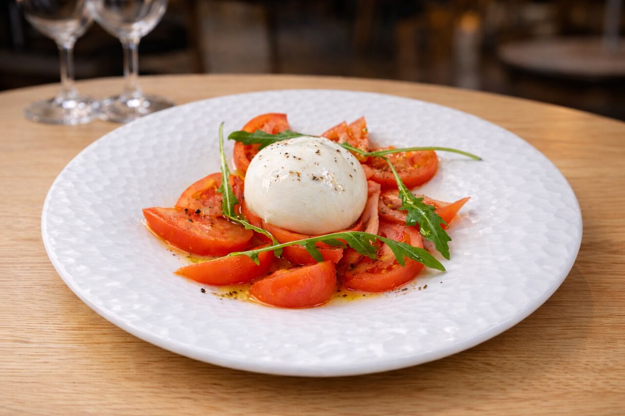 Amanida de tomàquet Rosa amb burrata i oli de tòfona