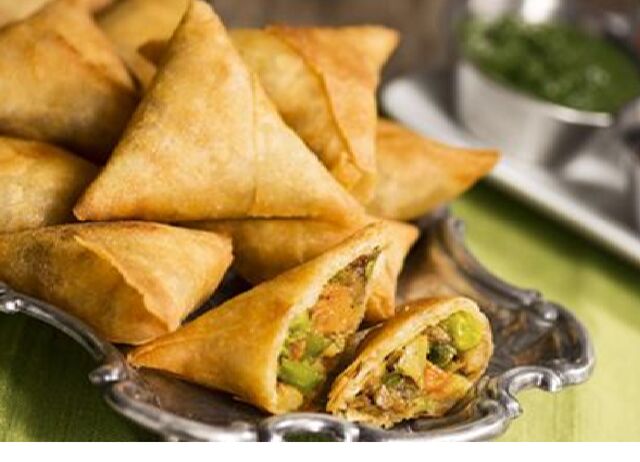 Samoussa Aux légumes 3,00 € aux légumes et viande hachée (ou poulet) 4,00 €Aux légumes ,viande h.(ou poulet) et fromage 5,00 €