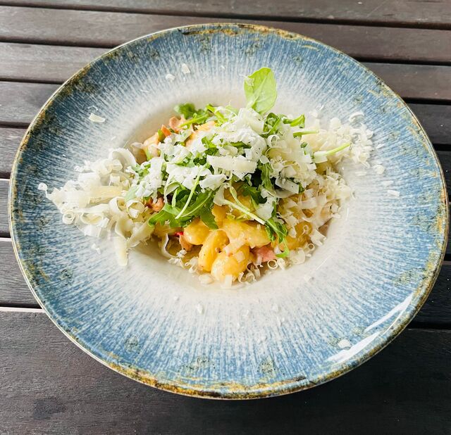 Bramborové noky se sušenými rajčaty, prosciutto crudo a sýrem Parmigiano Reggiano