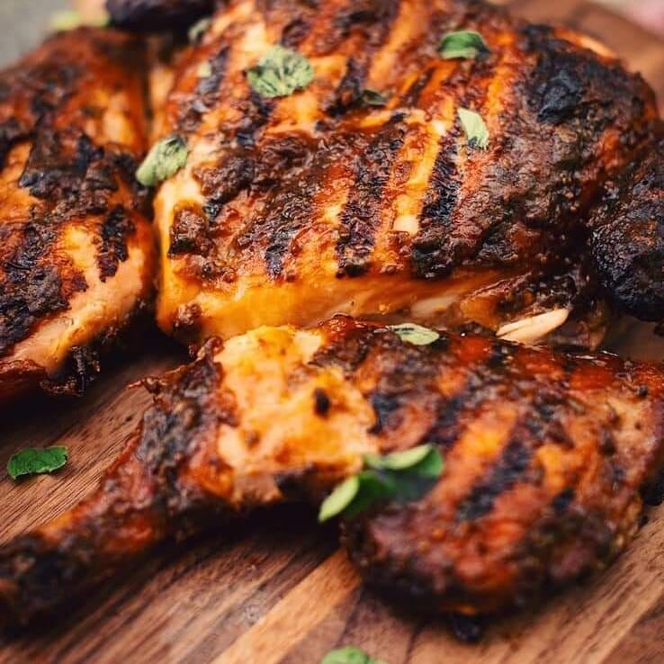 LE POULET 🐔
Viens déguster ce magnifique Poulet Braisé et notre sauce Créole pour relevé les saveurs du barbecue.