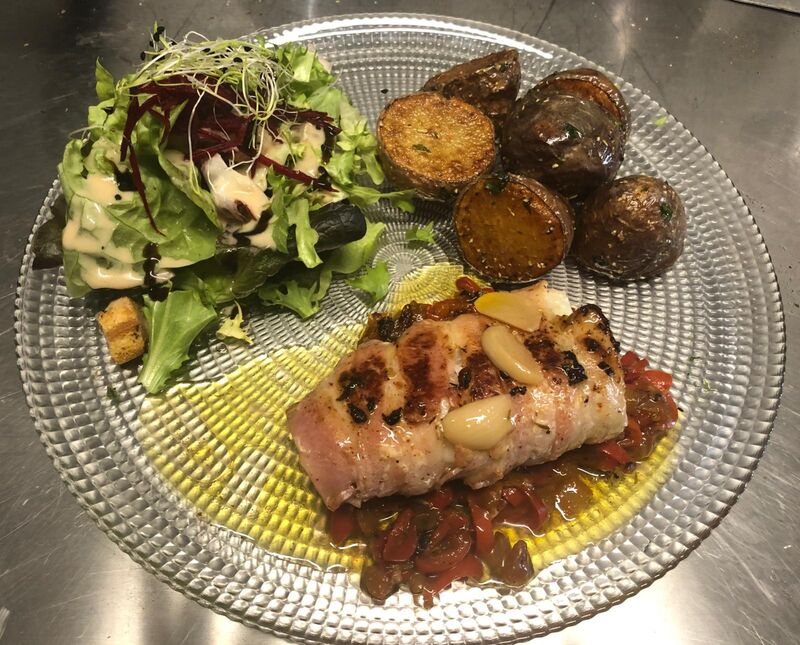 Dos de cabillaud lardé à l'espagnole sur compotée de poivrons et patates sautées