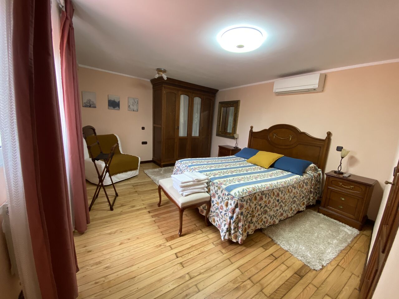 HABITACIÓN 4. Hab. Doble con baño privado y cama supletoria. Ideal para familiar de 3 miembros.