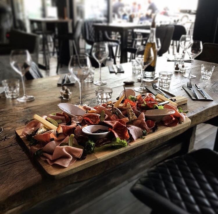 Entre amis, en famille ou lors d’une grande faim, dégustez notre planche XXXXXL au prix seulement de 28€ dans notre restaurant.