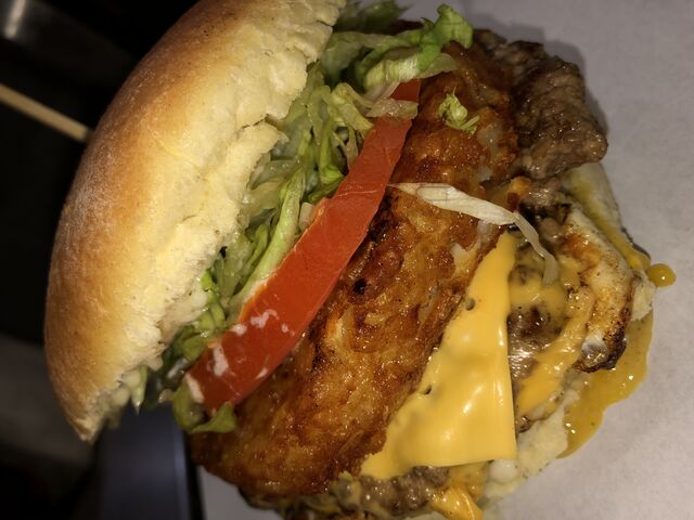 Burger Savoyard:
Pain Burger, Salade, Tomate, Steak de Bœuf, Jambon Fumé, Galette de Pomme de terre, Cheddar, Sauce Fromagère.