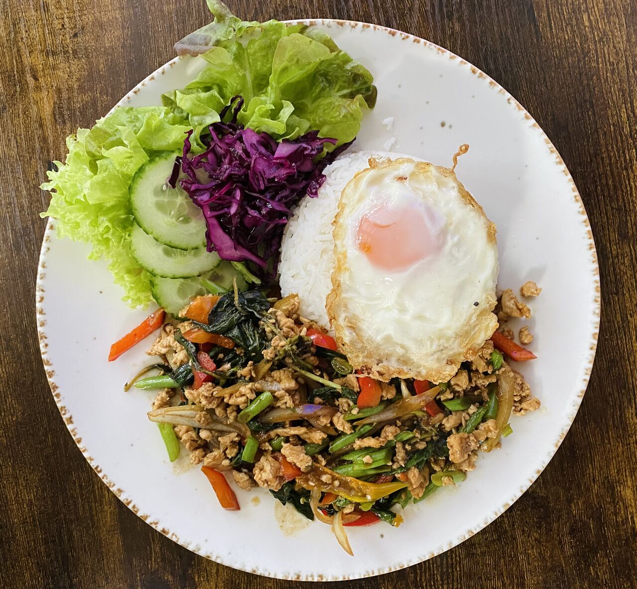 Pad Krapao mit Spiegelei und Reis