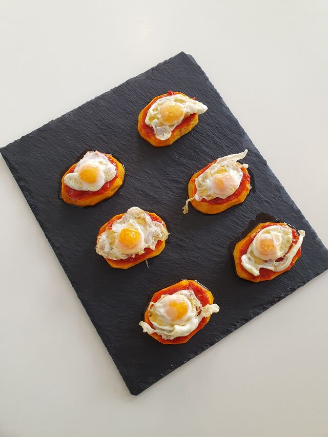 Tosta con sobrasada y huevo de codorniz