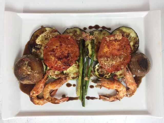 Parrillada de verduras con langostinos