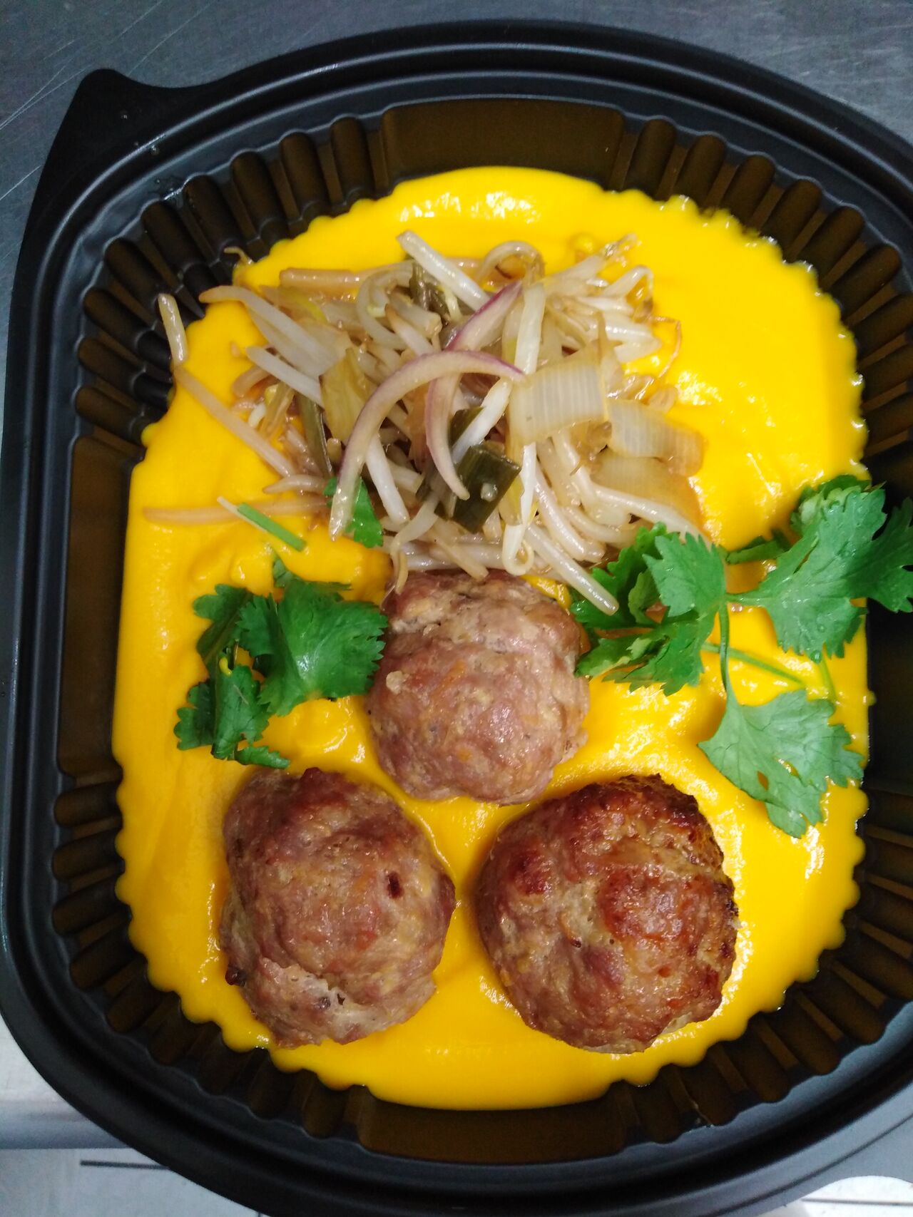 Plat du jour du 3 mars 2020
boulette de porc au gingembre, purée de carotte au lait de coco et wok de légumes
8.50 €