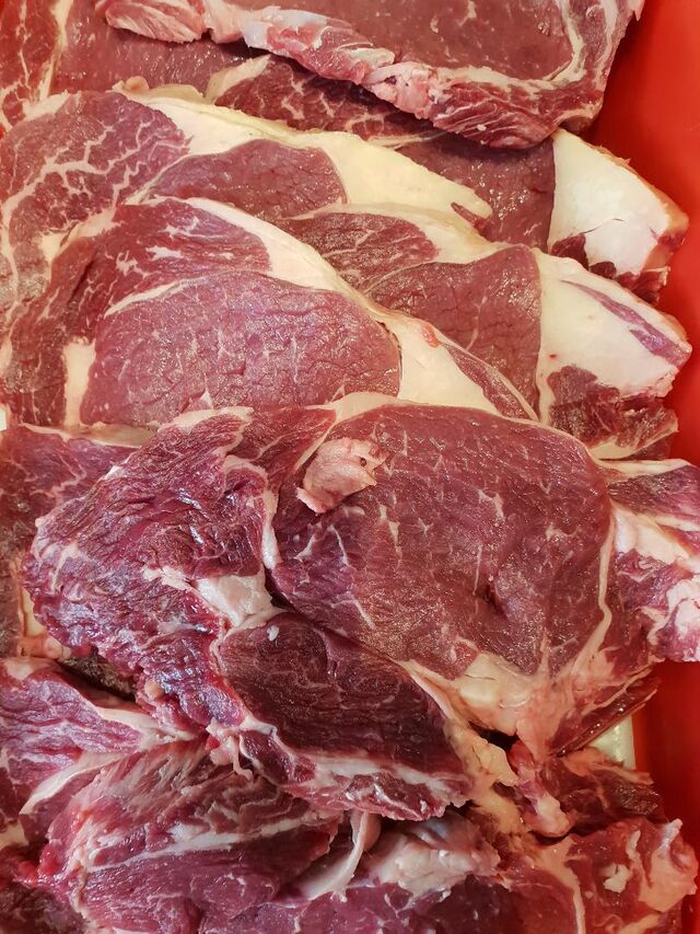 Nos viandes à race proviennent des meilleurs bovins Européens. Aubrac, Simmenthal ou encore Limousine