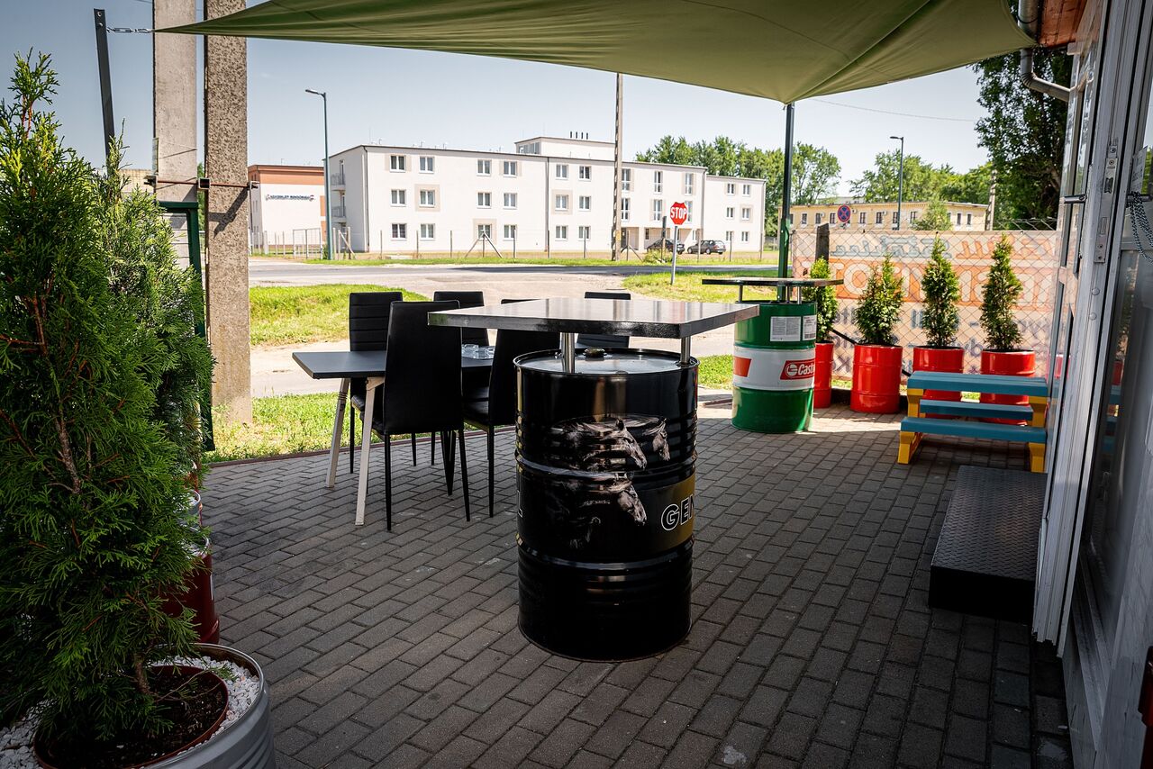 Az Euroservice-Plus gázautó szerviz udvarában, a Készenléti Rendőrséggel szemben.