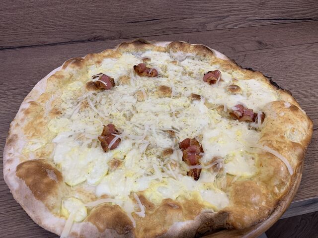 La nostra carbonara: crema di tuorlo,mozzarella,guanciale croccante,pepe,scaglie di pecorino romano e olio al tartufo??