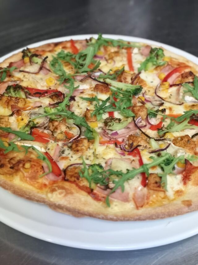 Pizza
1. Margherita 20zł
2. Z Szynką 23zł
3. Włoska 29zł
4. Wiejska 29zł