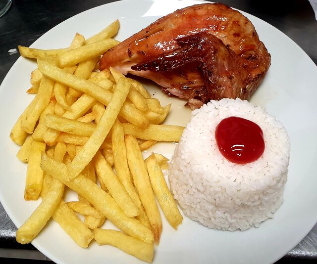 Plato combinado con pollo a la brasa, arroz y patatas fritas caseras.