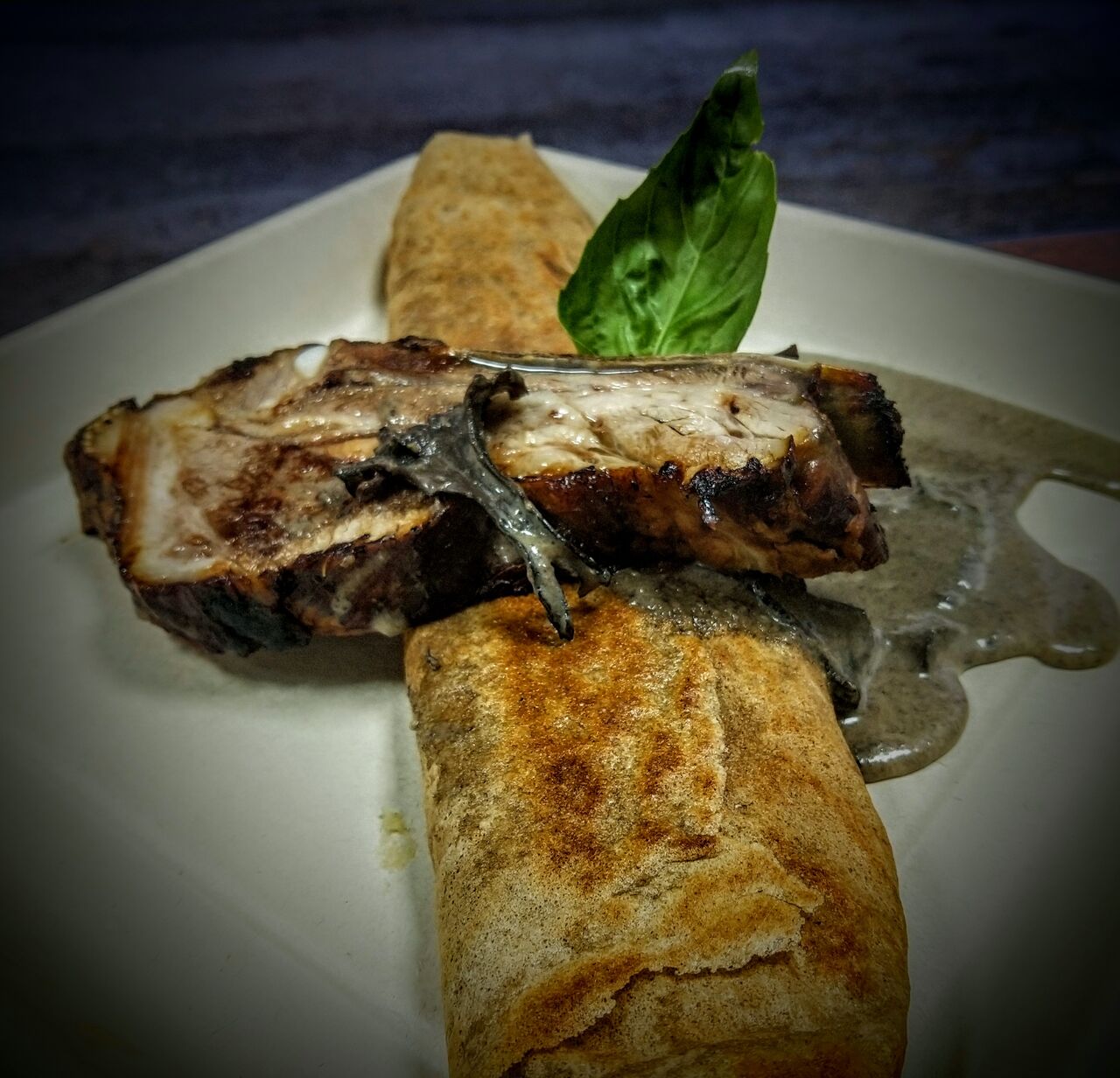 Ribs des petites cochonneries, écrasé de pommes de terre, sauce trompette de la mort