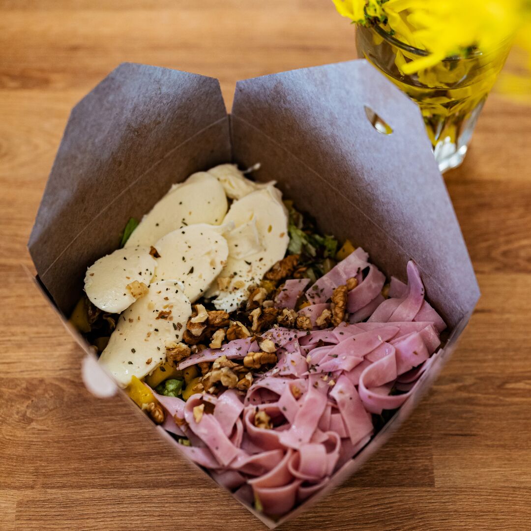 Šalát mango, mozzarella a šunka 