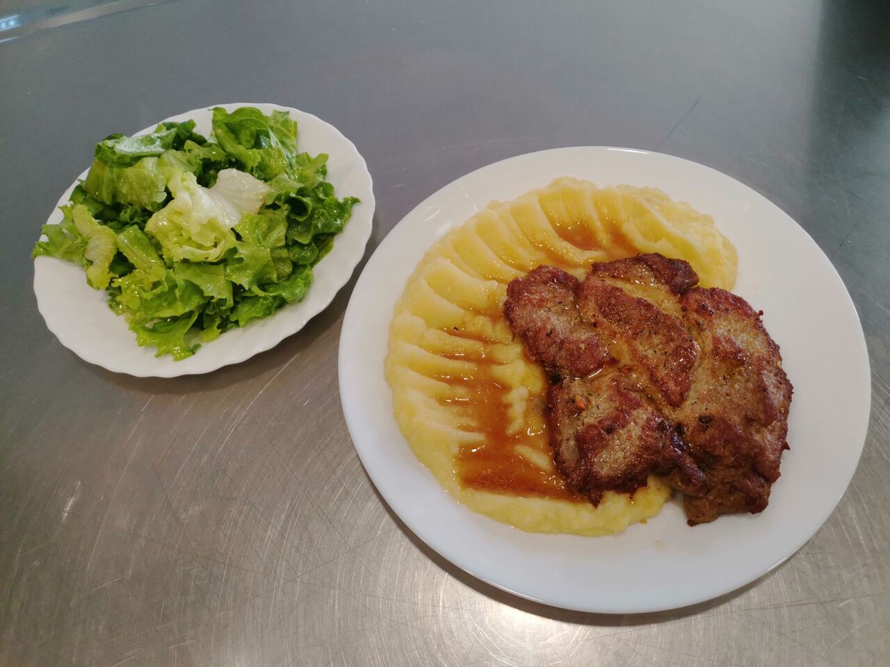 Svinjski vrat na žaru, krumpir pire, salata