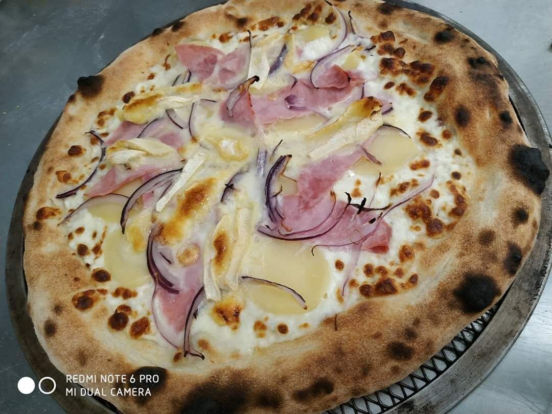 Montagnarde 13€base crème / mozzarella / pomme de terre / jambon / reblochon / oignons rouges 