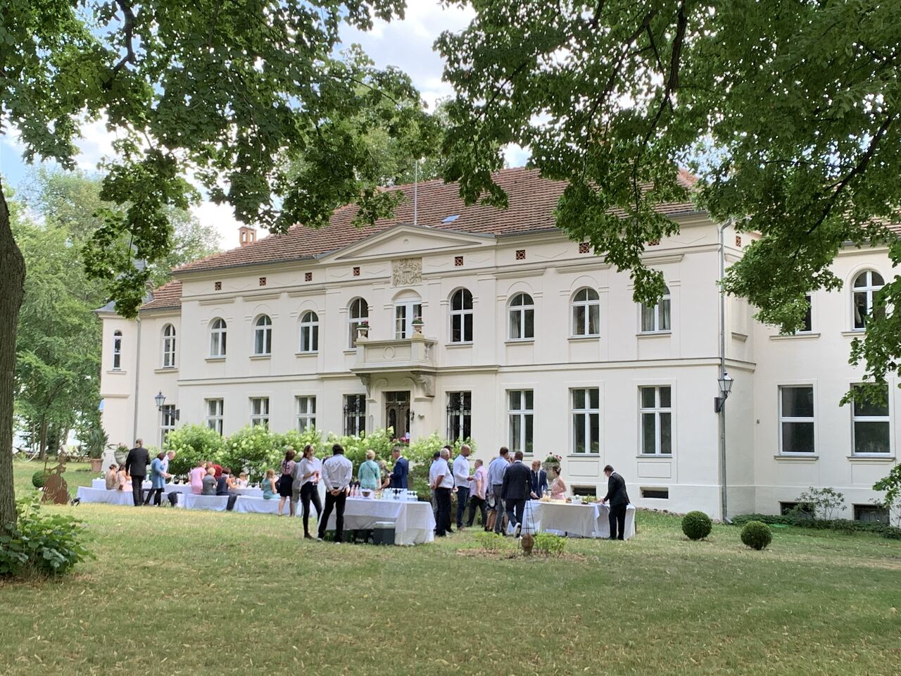 Schloss-Vorplatz mit Haupteingang 