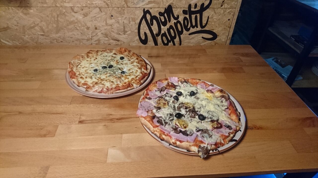 NOS PIZZAS CUITES AU FEU DE BOIS