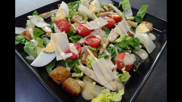 salade cesar poulet tomate cerise parmesan oeuf crouton