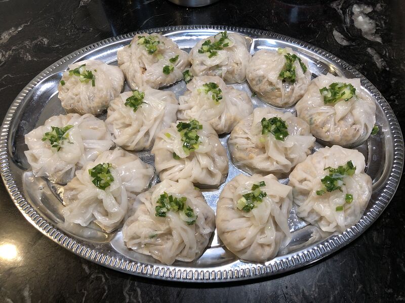 Kompot bao, gros raviolis à base de pâte de riz cuit à la vapeur fourré de pousse de bambou et de la viande 