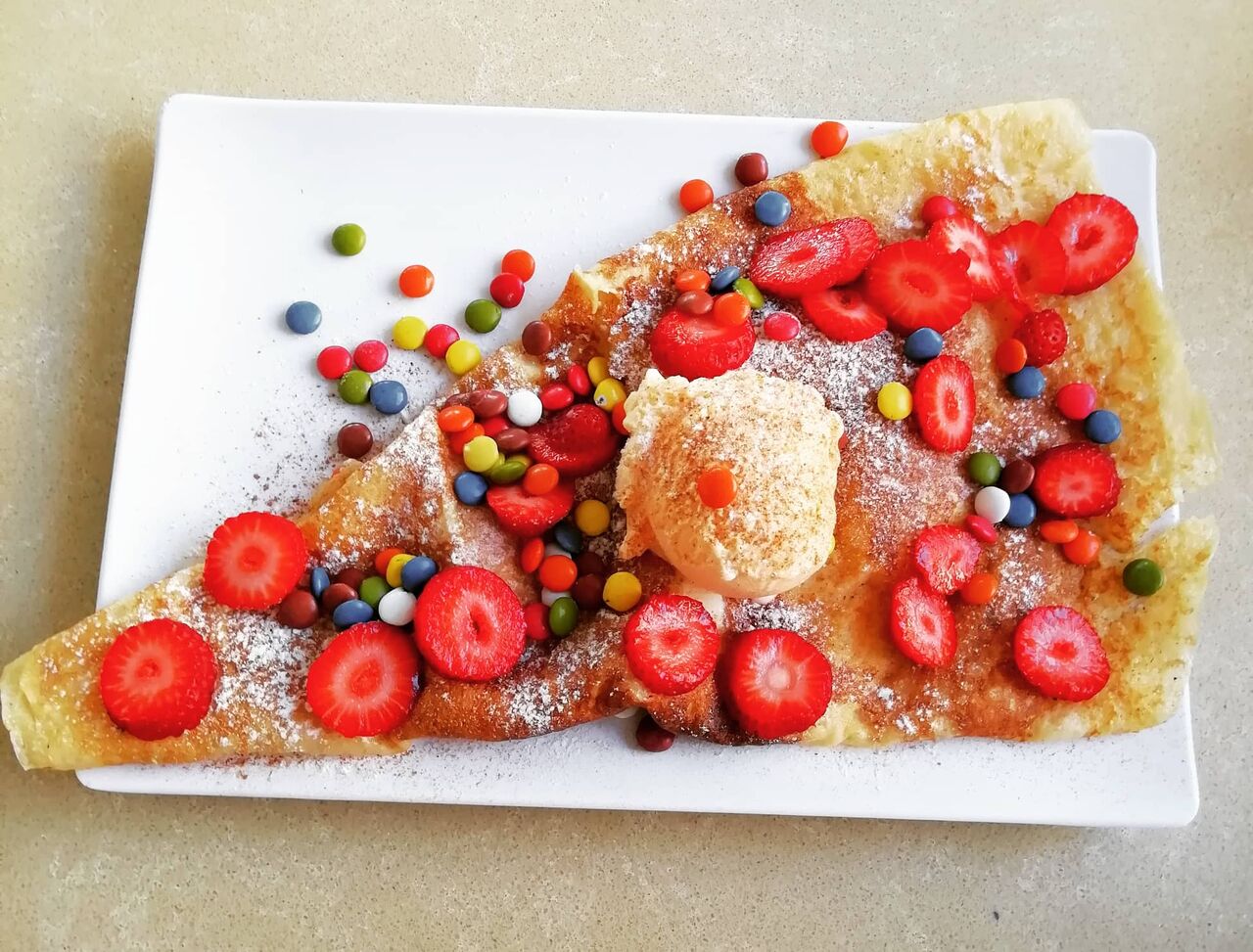 Crepe com Bola de Gelado, Morangos e Smarties