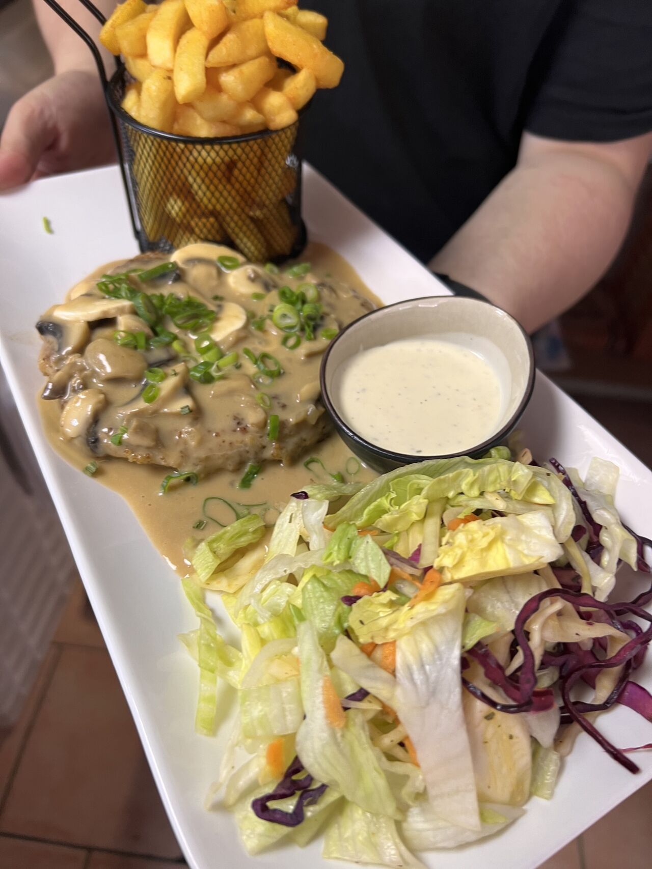 Schweineschnitzel mit Champignon-Rahm-Sauce, Pommes und Salat