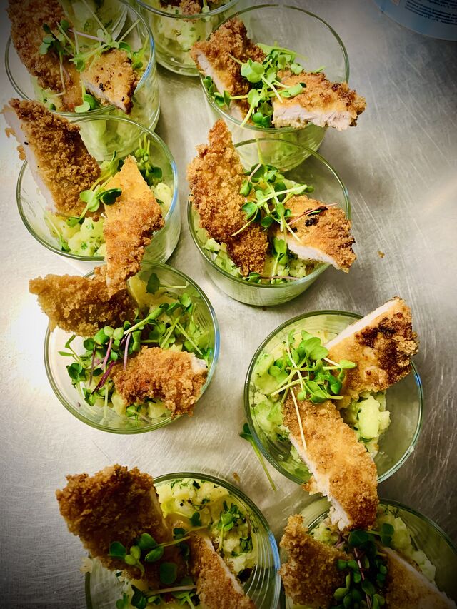 Schnitzel-Streifen auf Kartoffel-Gurken-Salat