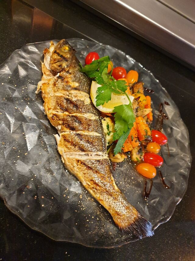 Bar grillé garni aux légumes de saison