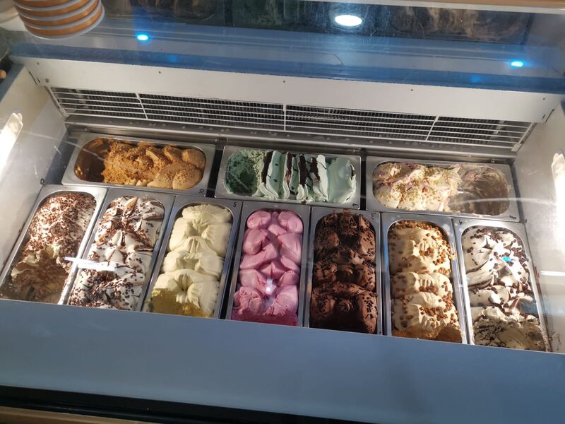 Elaboración de copas combinadas al gusto y batidos helados.