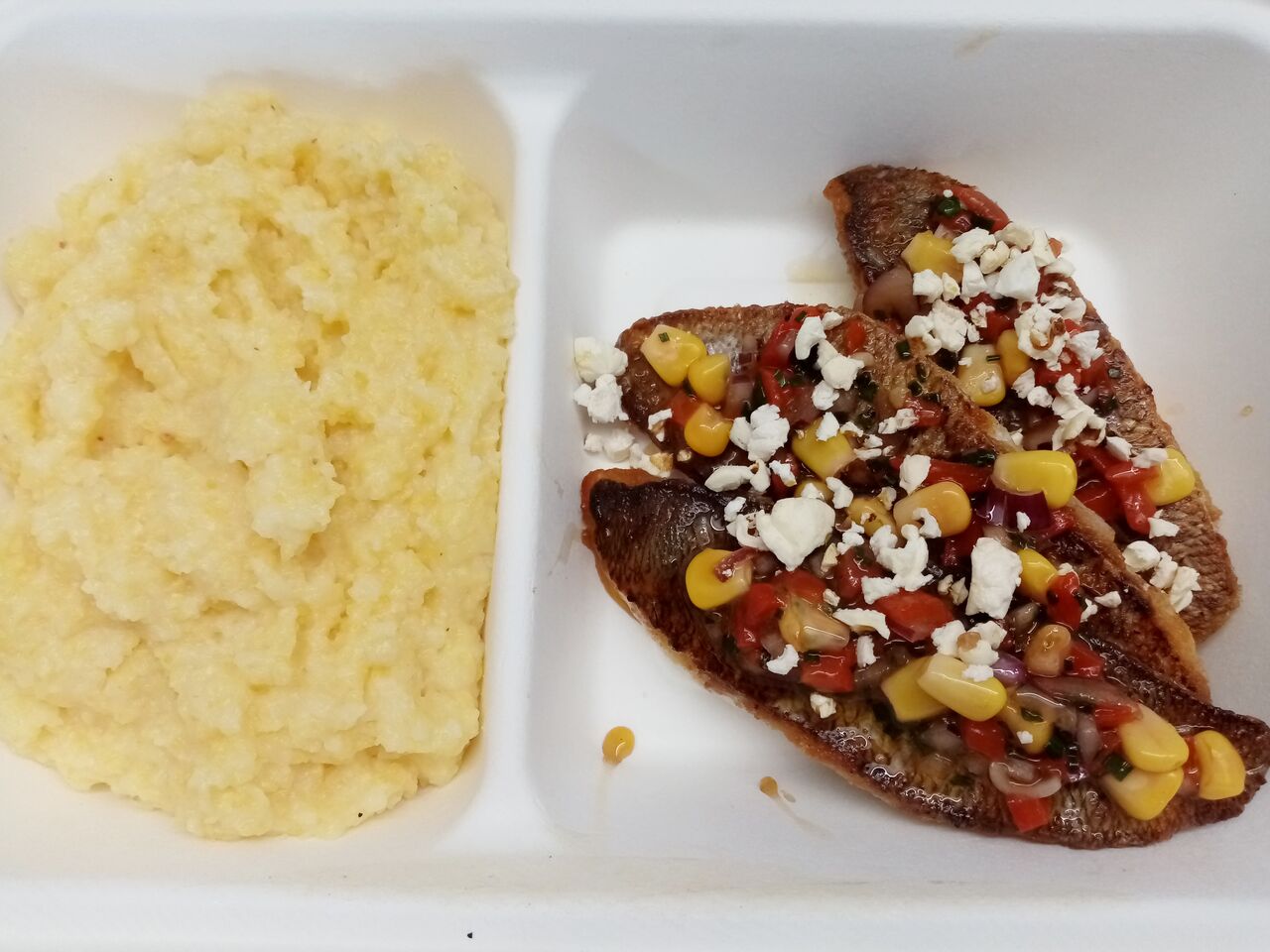 Filet de Dorade poêlé, polenta crémeuse, sauce vierge au mais, piquillos, citron vert, ciboulette et huile d'olive