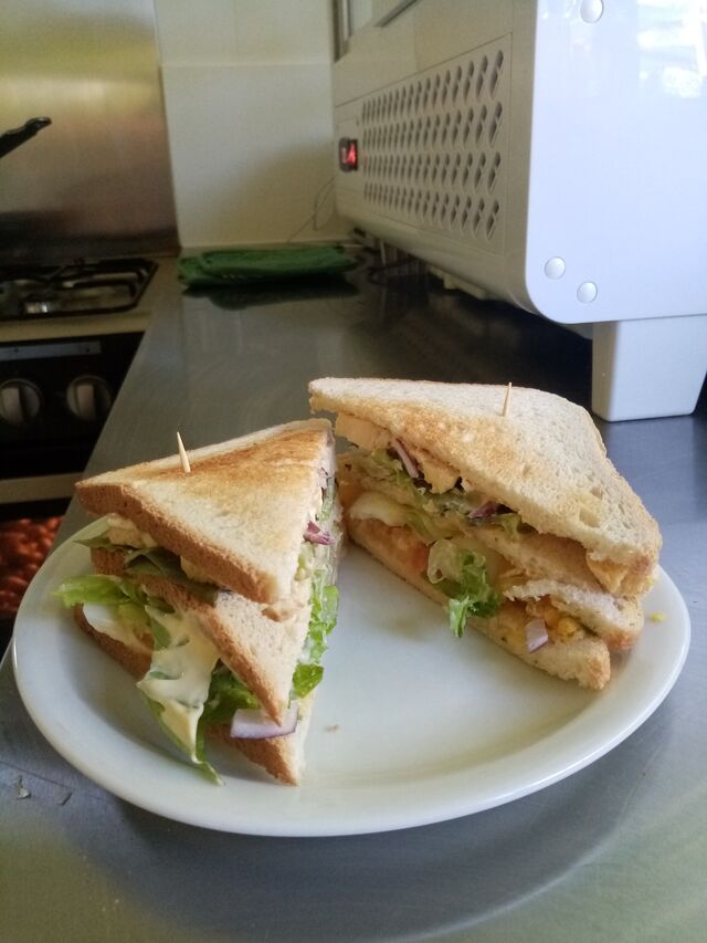 Club Poulet, servi avec un bol de salade