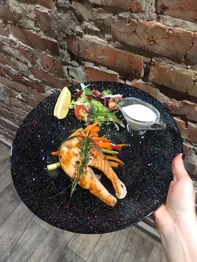 оновлена подача все того ж неймовірно стейку з Лосося із овочами