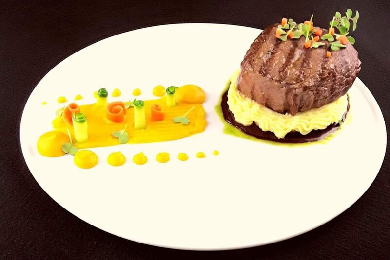 Rinderfilet auf Kartoffelstampf und Rinderfond an Pfirsichsauce