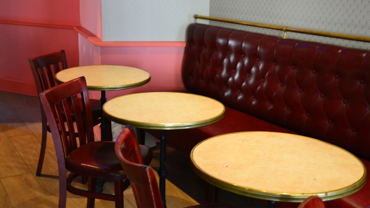 Banquette dans la première salle du Bull Café