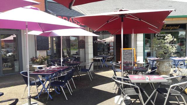 Profitez de la terrasse dès les beaux jours. La réservation est conseillée.