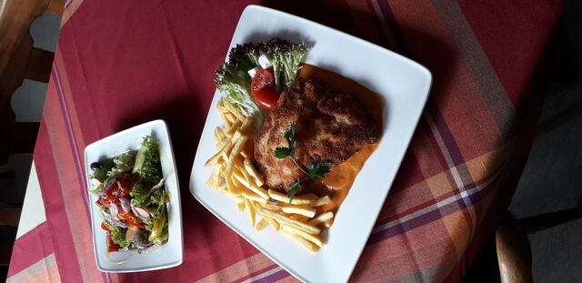 Cordon Bleu Mediterran(Fetakäse und getrocknete Tomaten Füllung) auf Metaxasauce mit Pommes 