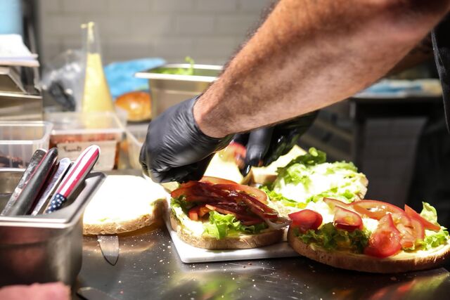 Club pastrami en préparation