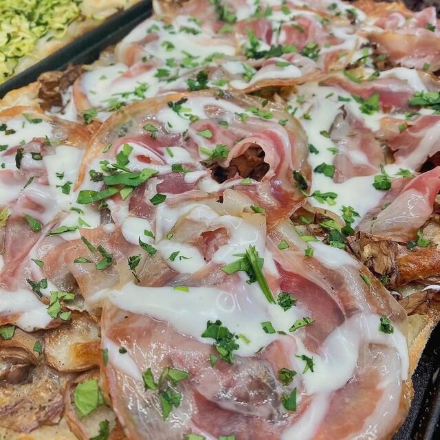 Pancetta arrotolata, stracchino e radicchio