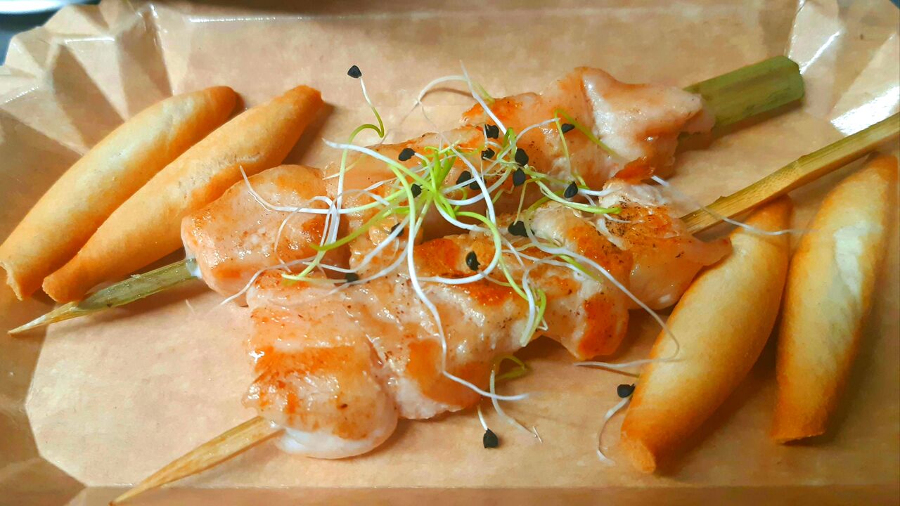 Brochetas de pollo con brotes de cebolla y salsa pedro ximenez