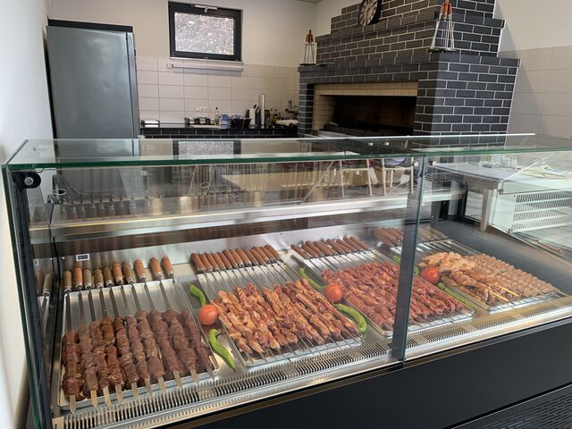 Unsere offene Schauküche mit unserem Holzkohlengrill