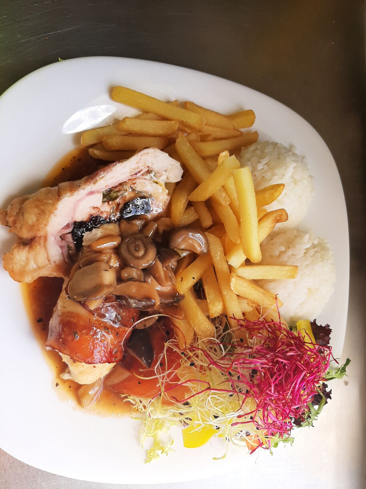 Kurací zavitok plnený šunkou a sušenou slivkou, priloha, obloha.No Title