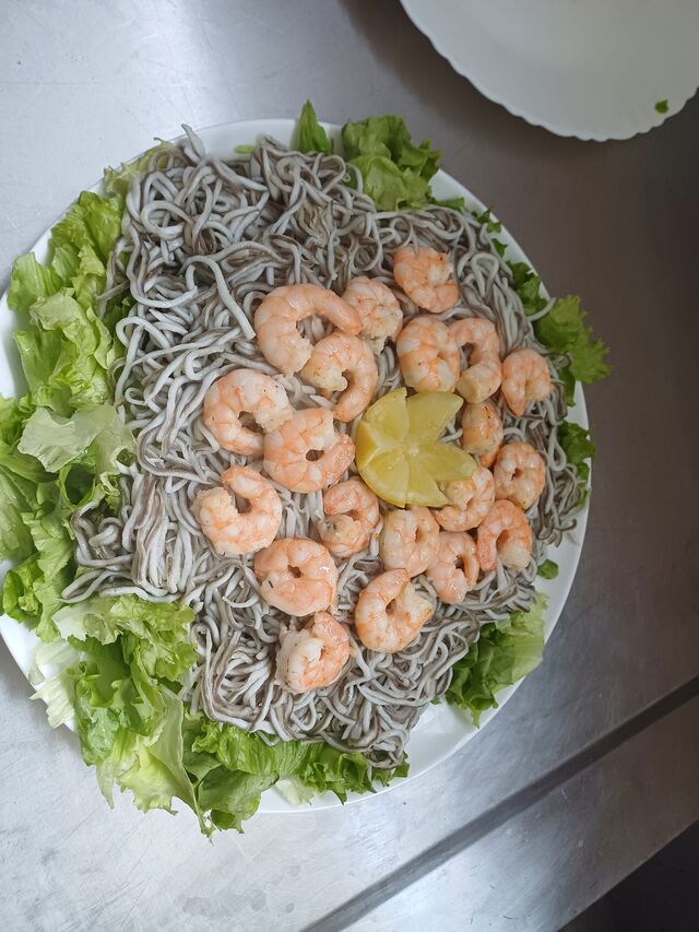 Ensalada templada de gulas y gambas