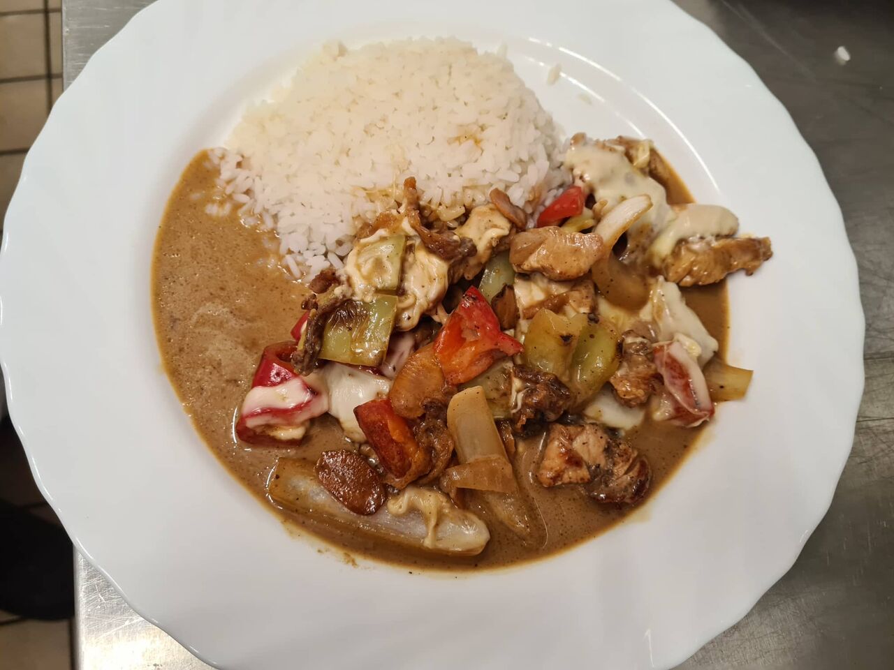 Putengeschnitzeltes mit Käse überbacken und Reis